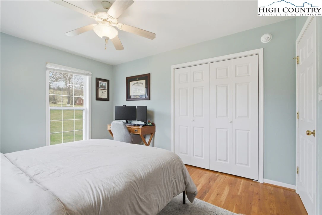 Image number 18 for the current listing