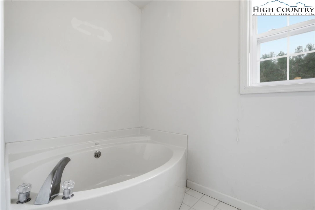 Image number 16 for the current listing