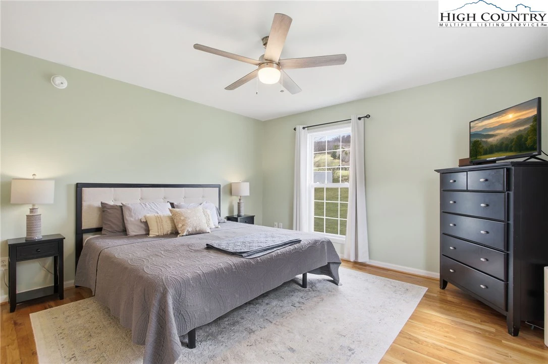 Image number 9 for the current listing