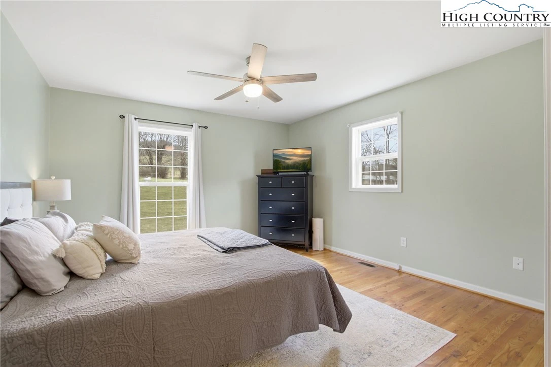 Image number 11 for the current listing