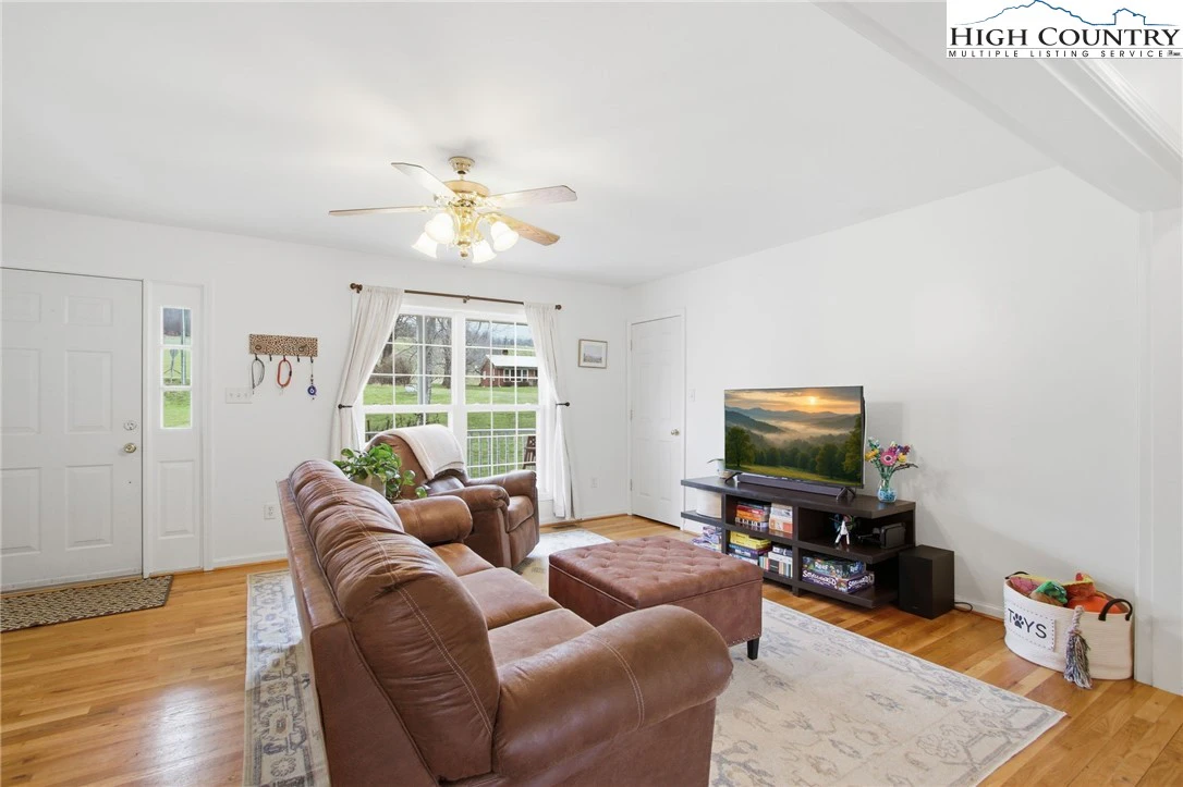 Image number 14 for the current listing