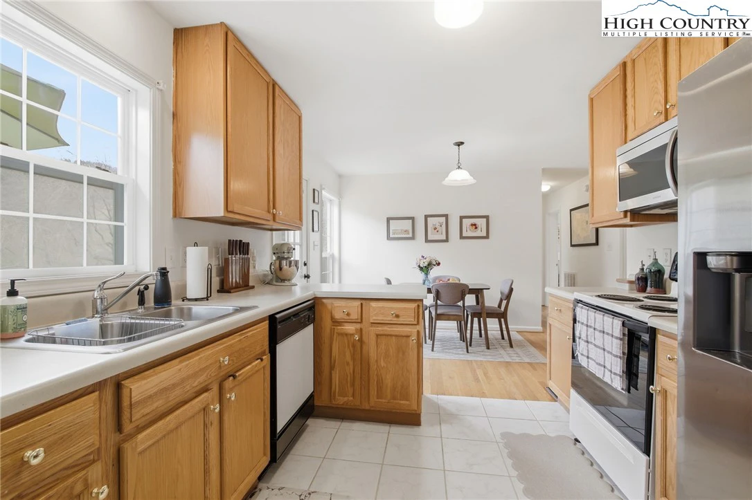 Image number 7 for the current listing