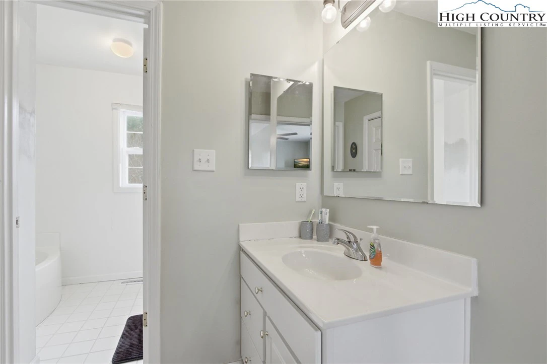 Image number 2 for the current listing