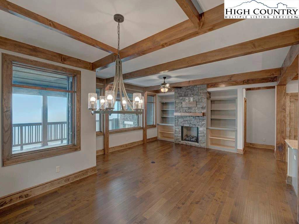 Image number 4 for the current listing