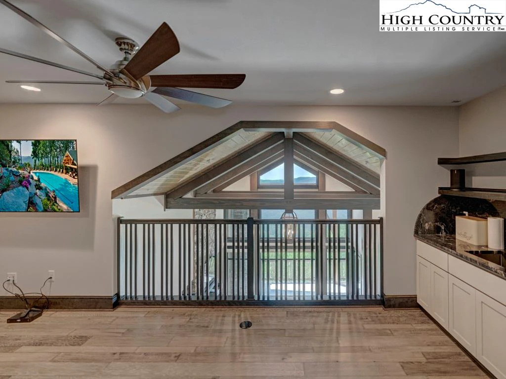 Image number 8 for the current listing