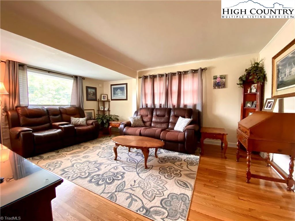 Image number 15 for the current listing