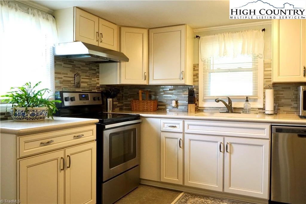 Image number 2 for the current listing