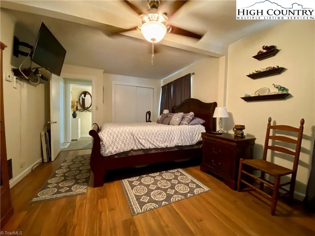 Image number 9 for the current listing