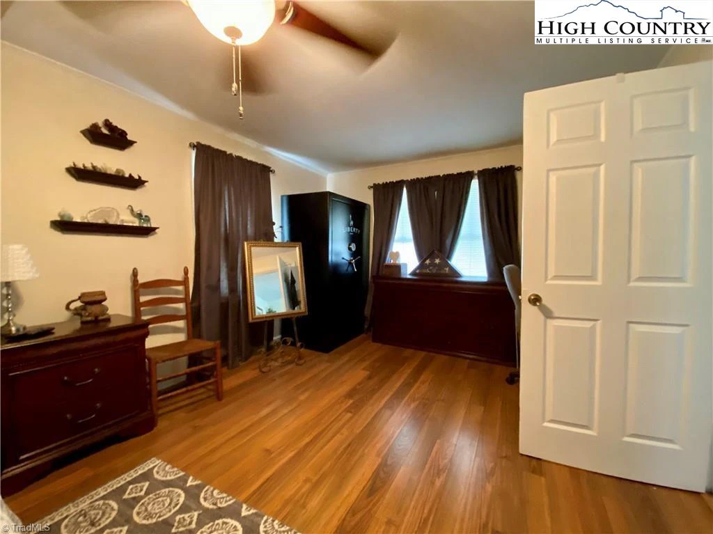 Image number 8 for the current listing