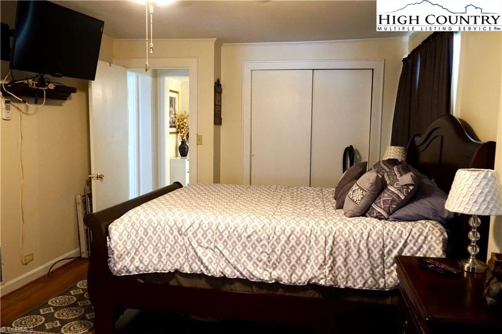 Image number 5 for the current listing