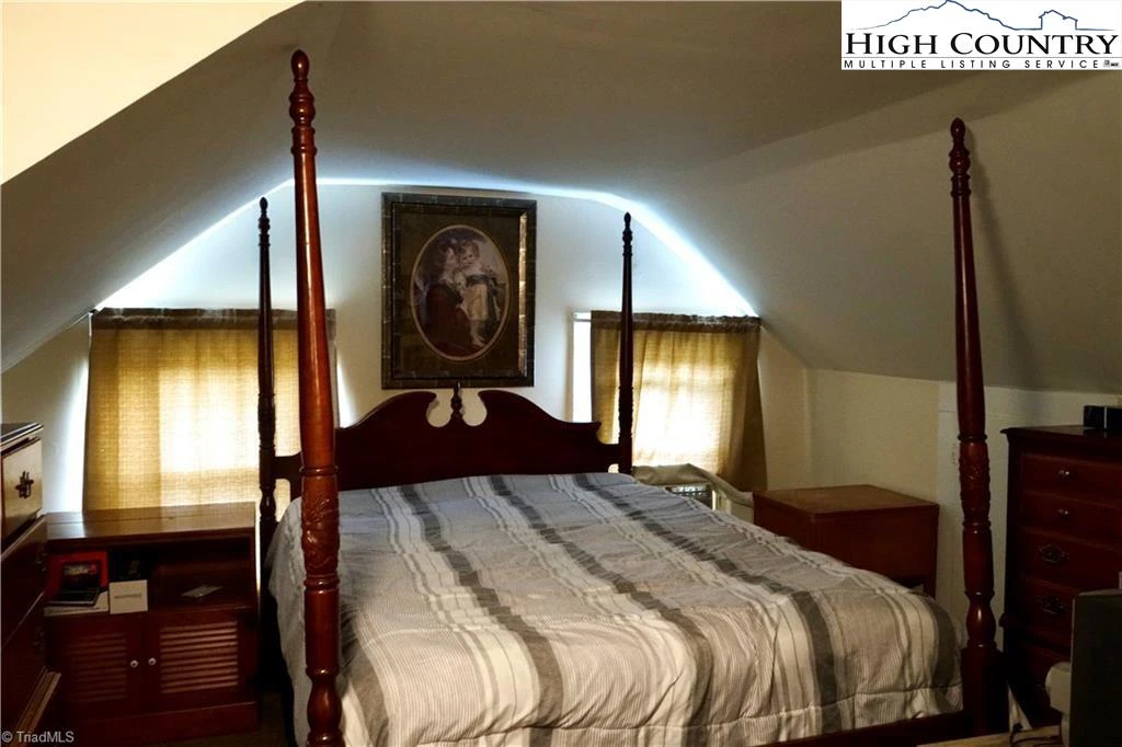 Image number 4 for the current listing
