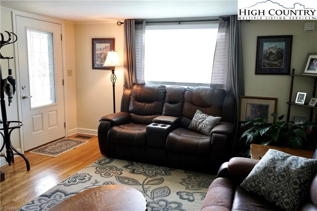 Image number 18 for the current listing