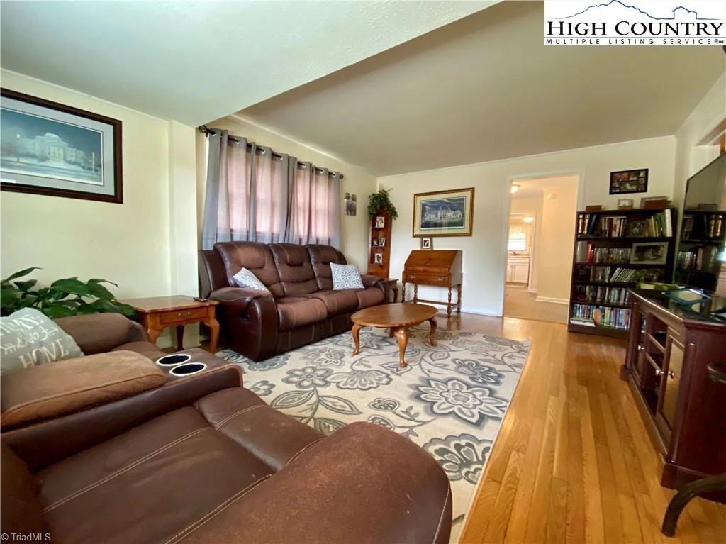 Image number 17 for the current listing