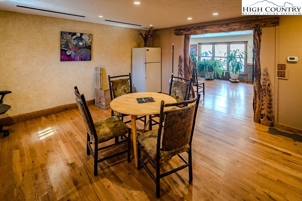 Image number 4 for the current listing