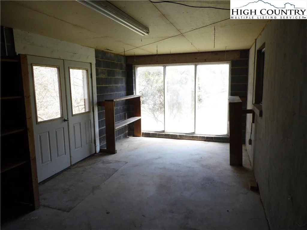 Image number 14 for the current listing