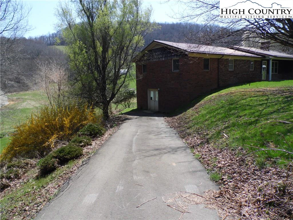 Image number 17 for the current listing