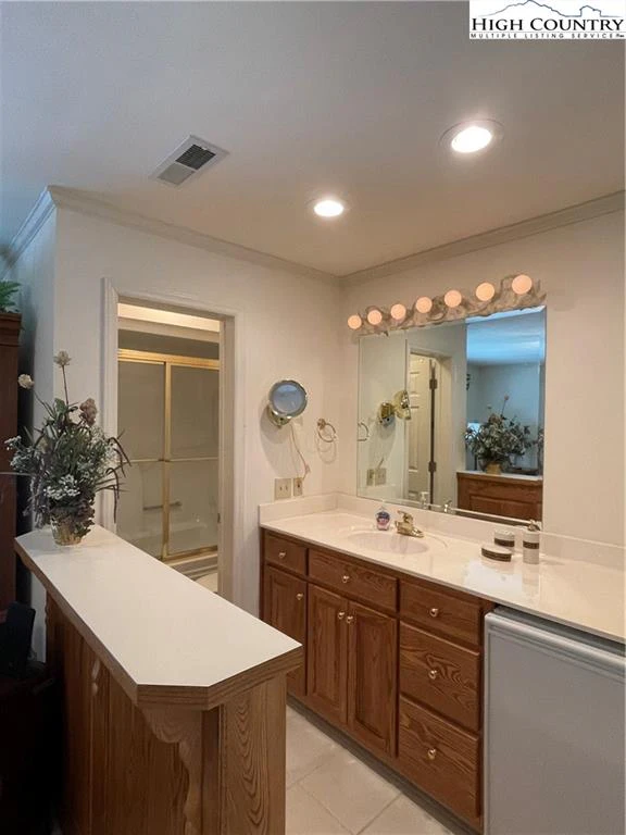 Image number 8 for the current listing