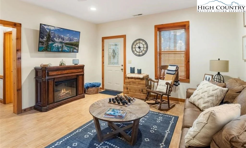 Image number 9 for the current listing