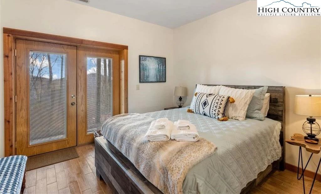 Image number 2 for the current listing