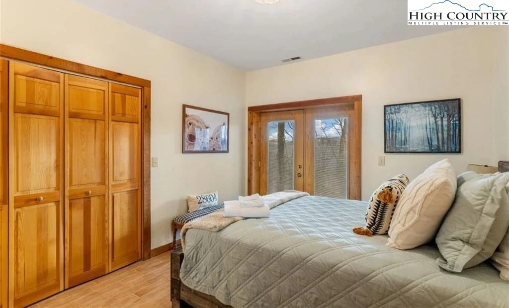 Image number 11 for the current listing