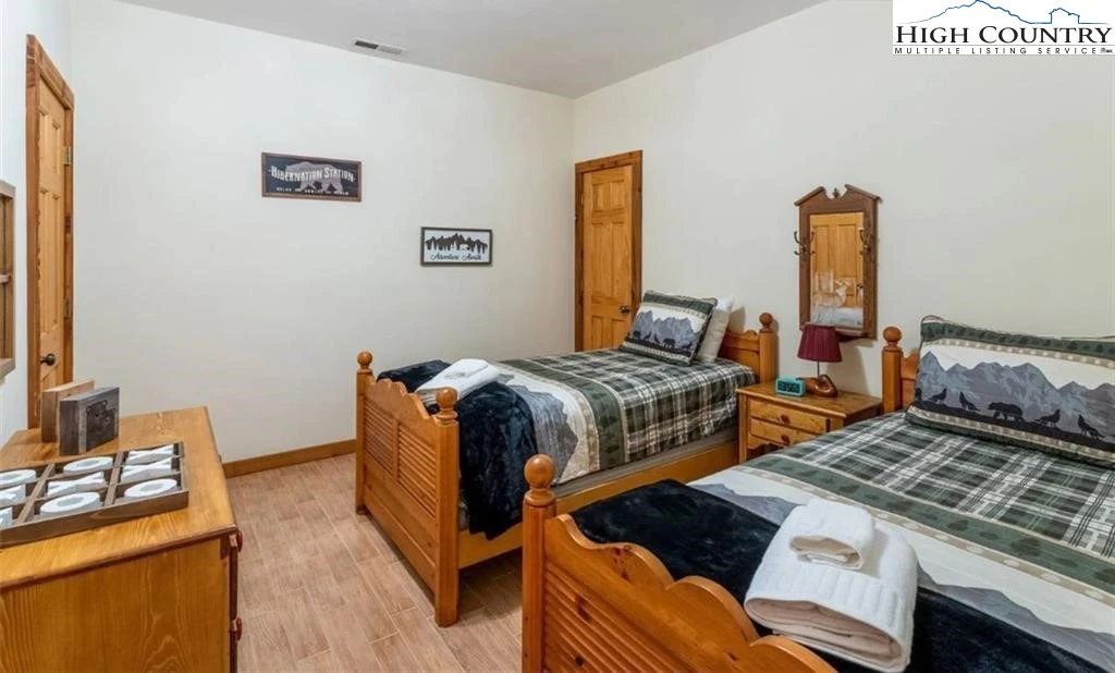 Image number 12 for the current listing
