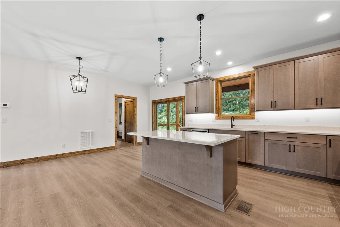 Image number 9 for the current listing