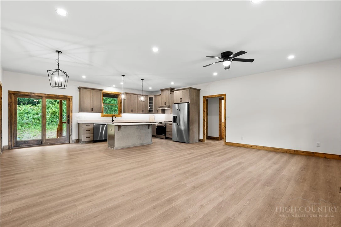 Image number 11 for the current listing