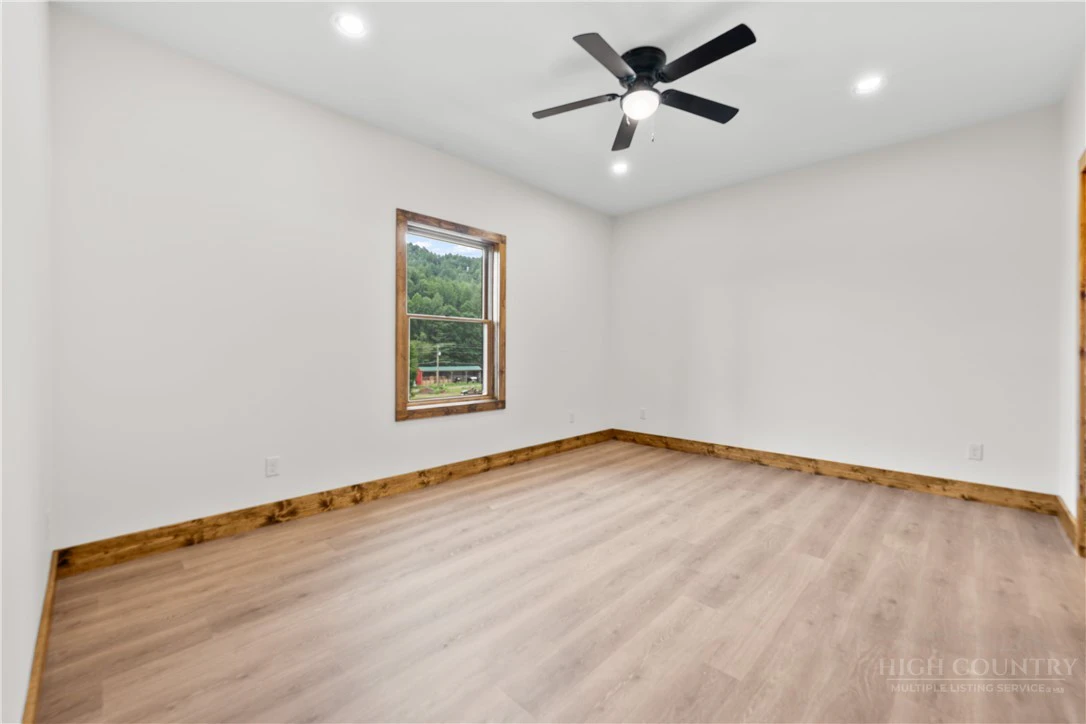 Image number 15 for the current listing
