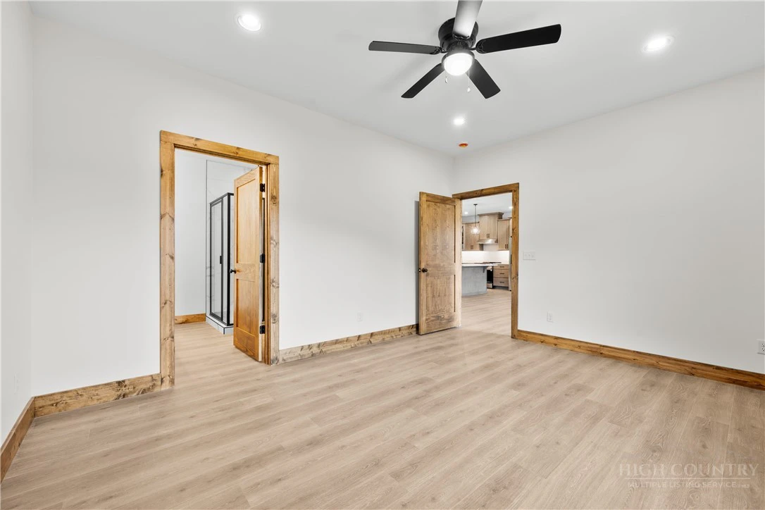 Image number 16 for the current listing