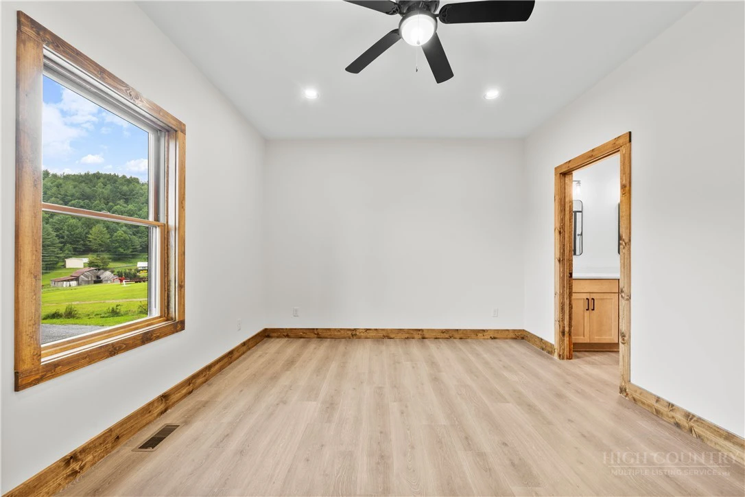 Image number 17 for the current listing