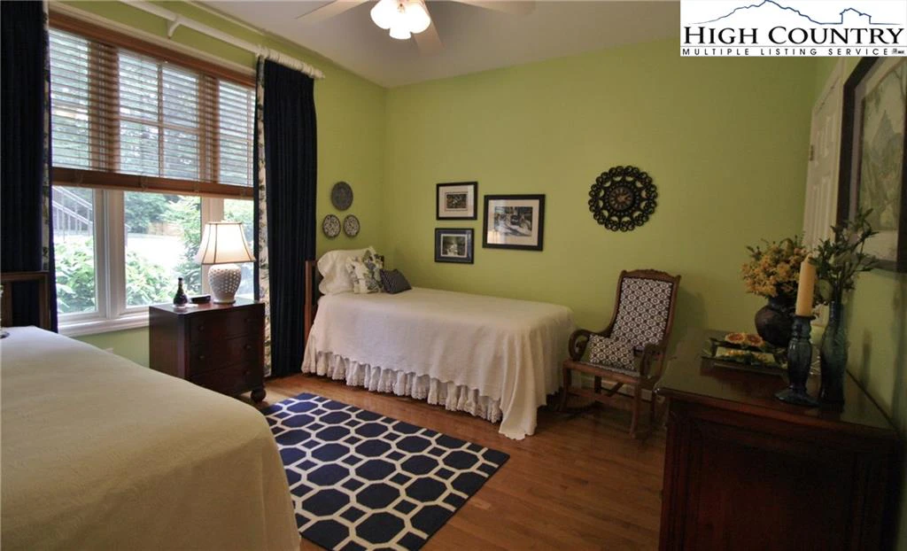 Image number 10 for the current listing