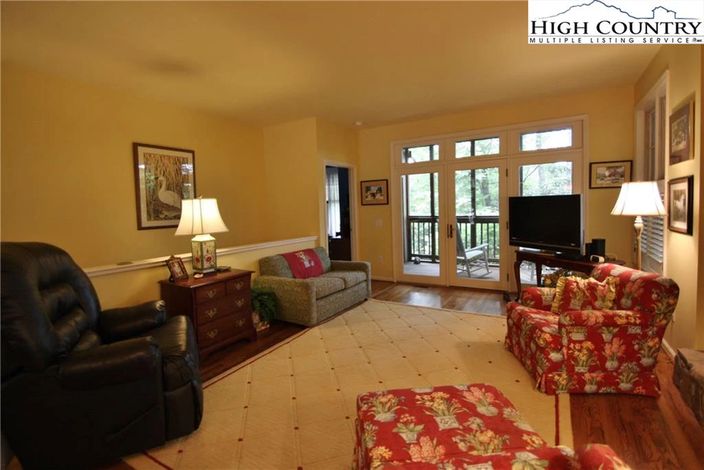 Image number 19 for the current listing