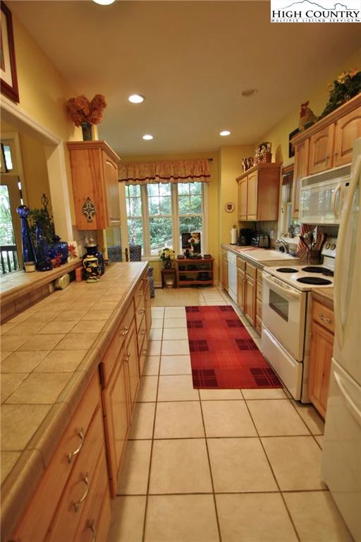 Image number 14 for the current listing