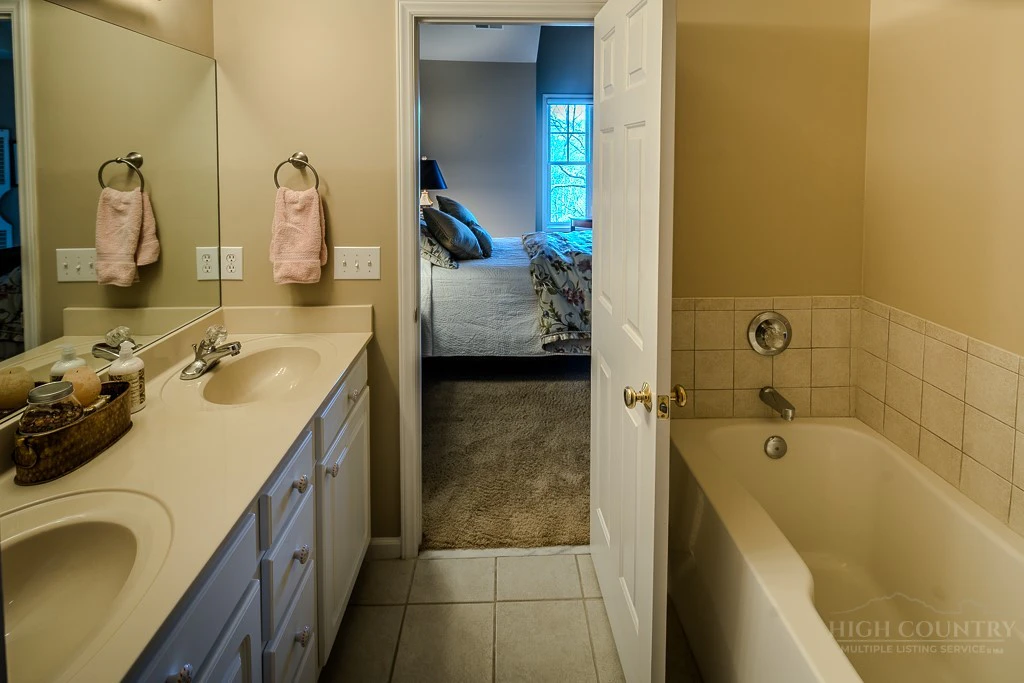 Image number 9 for the current listing