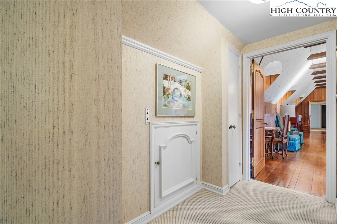 Image number 17 for the current listing