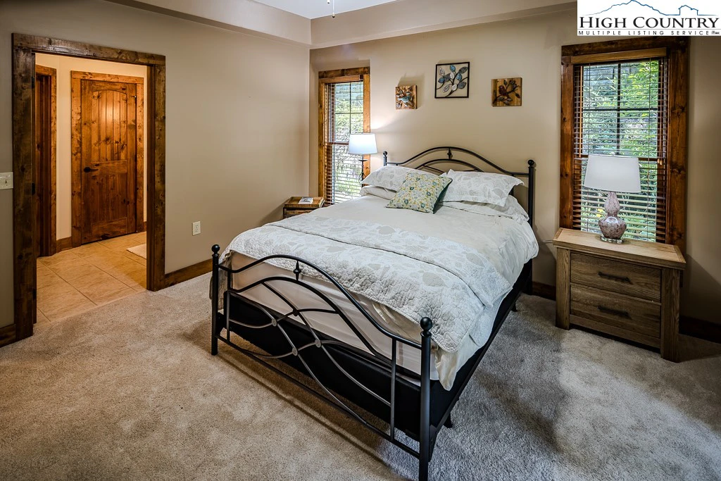 Image number 4 for the current listing