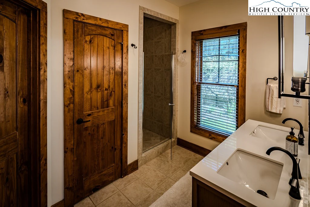 Image number 6 for the current listing
