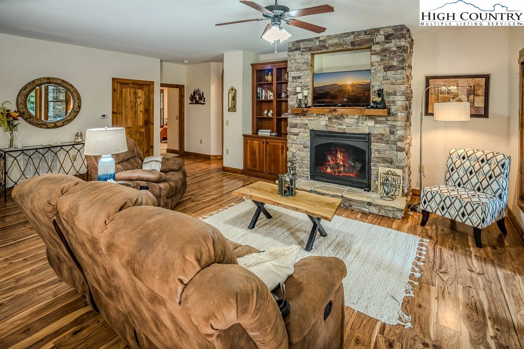 Image number 19 for the current listing