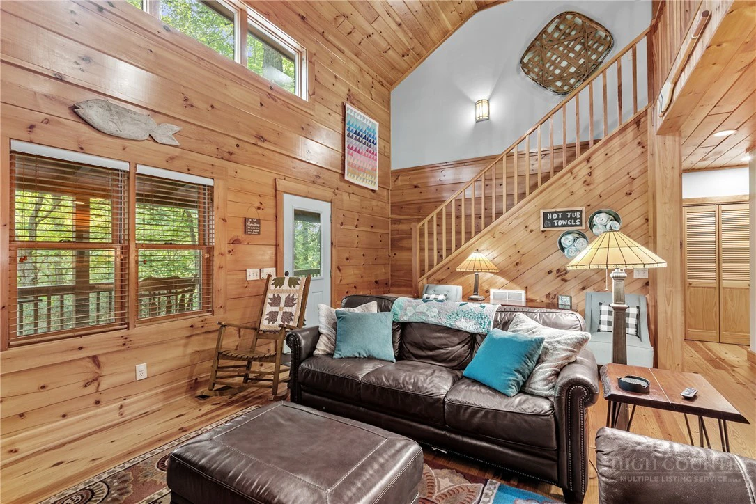 Image number 19 for the current listing