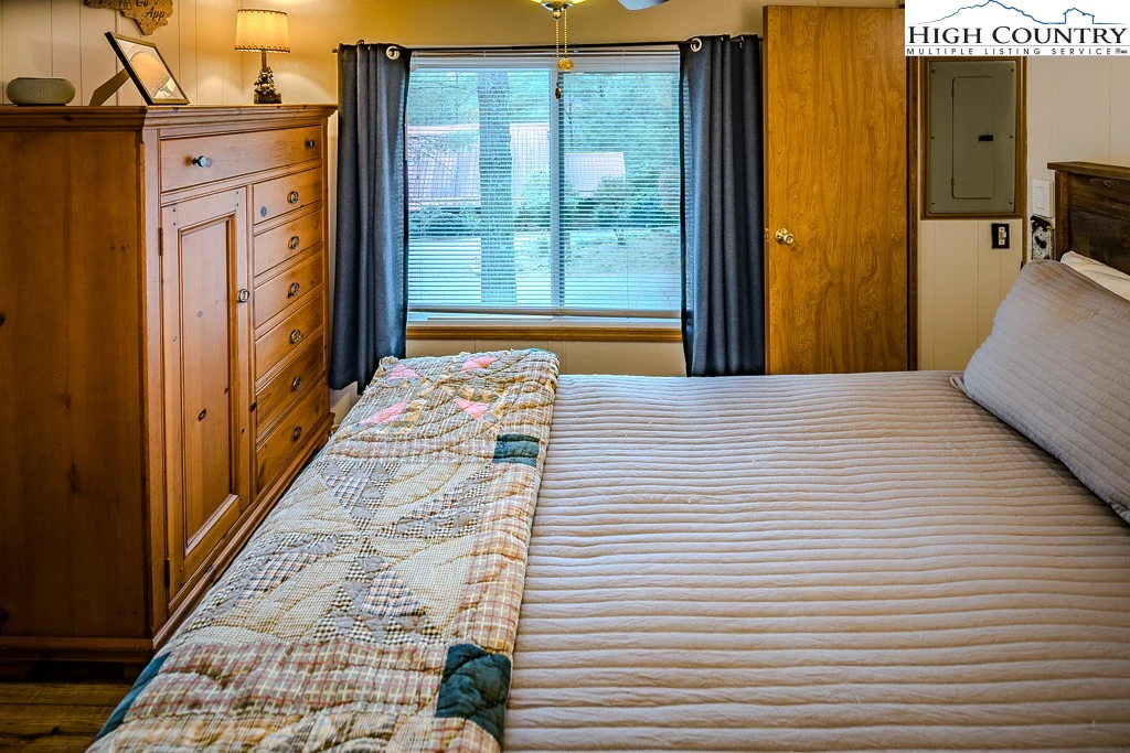Image number 12 for the current listing