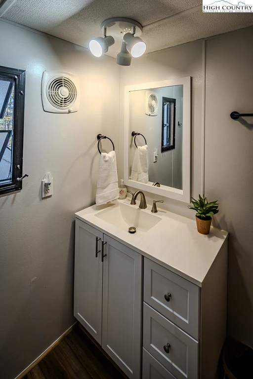 Image number 9 for the current listing