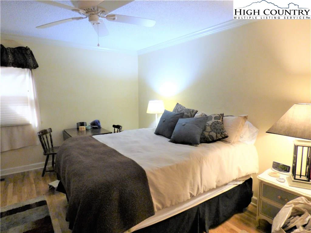 Image number 11 for the current listing
