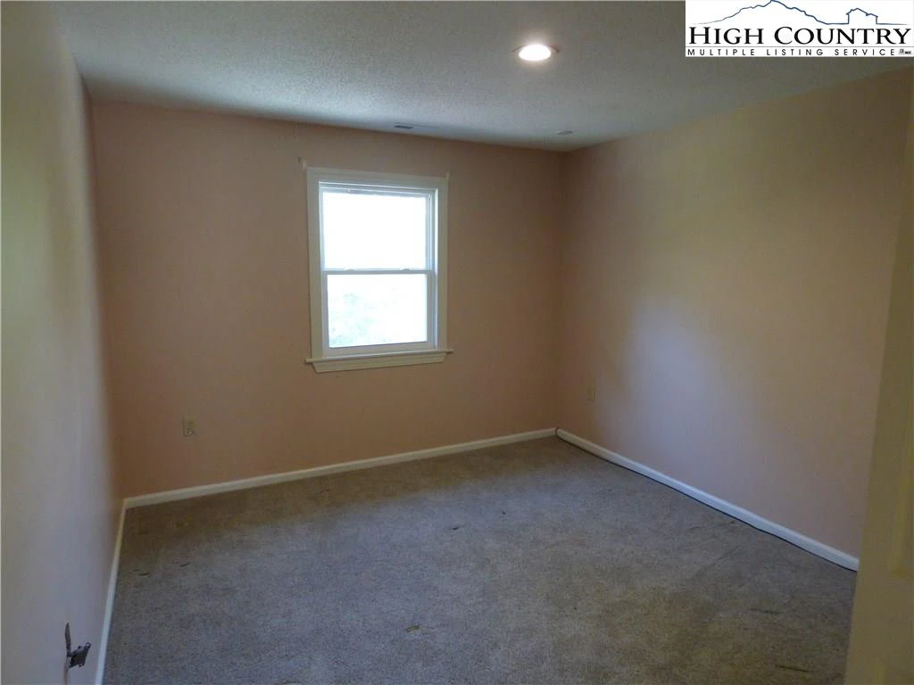 Image number 13 for the current listing