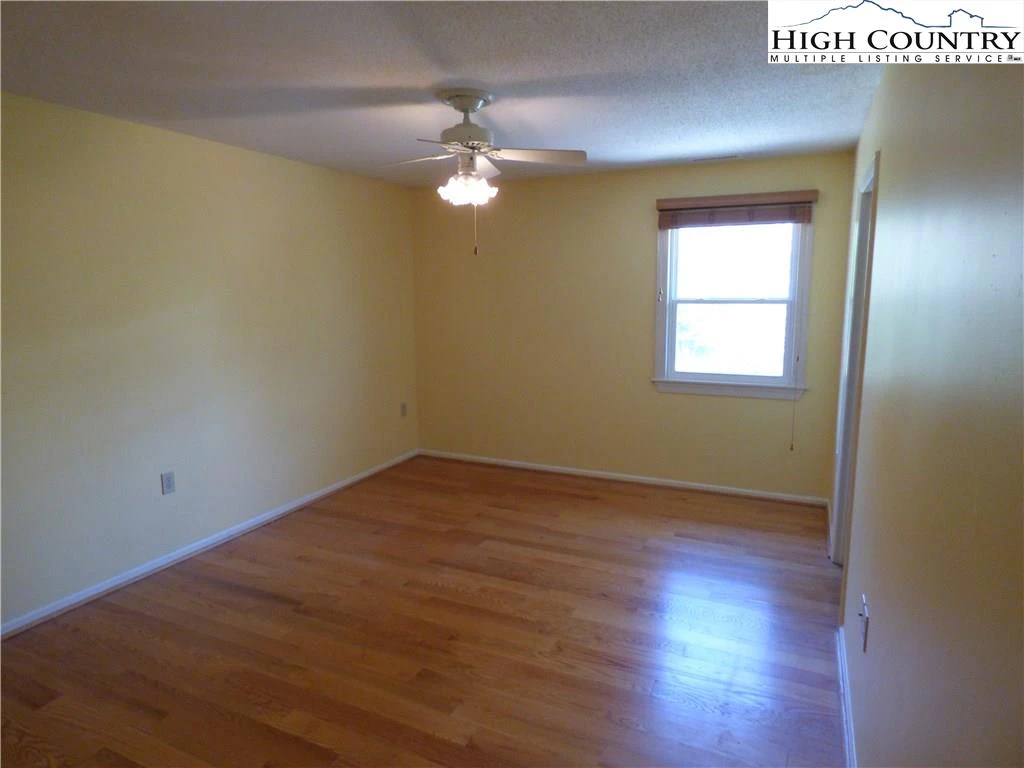 Image number 14 for the current listing