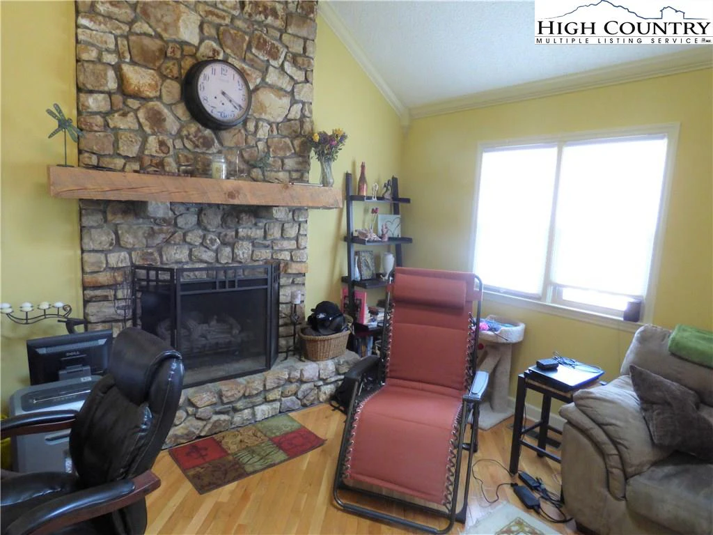 Image number 9 for the current listing