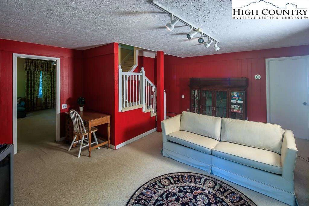 Image number 8 for the current listing
