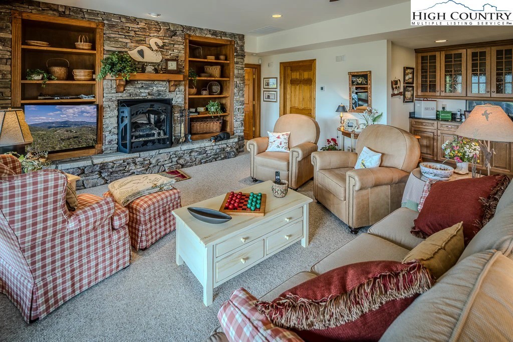 Image number 19 for the current listing