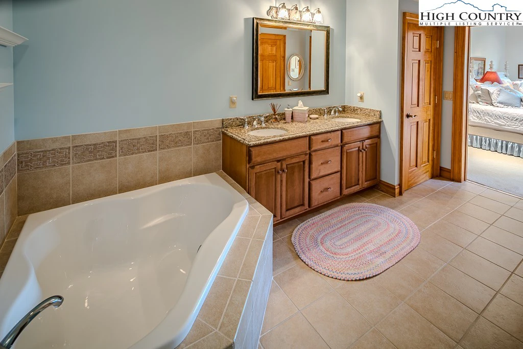 Image number 3 for the current listing