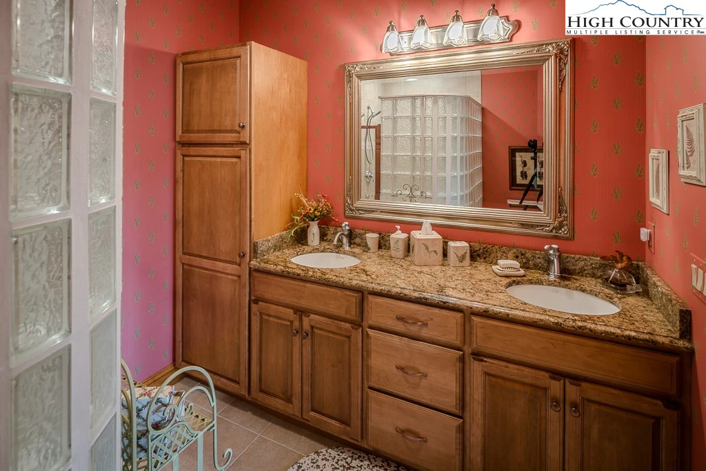 Image number 6 for the current listing