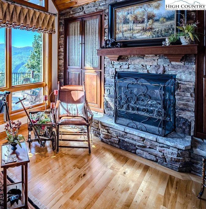 Image number 15 for the current listing